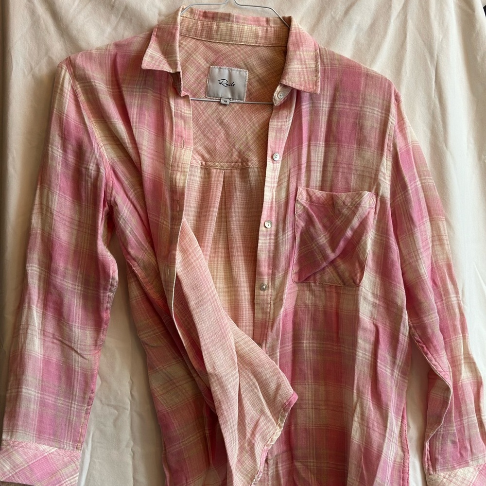 Light collard button up shirt.